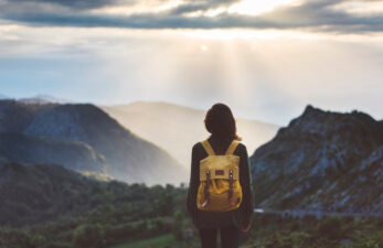 girl traveling and looking at the mountains