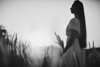 beautiful black and white photo of a woman