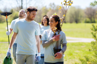 happy couple volunteering