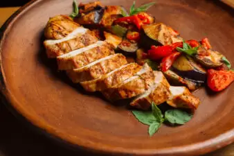 Chicken breast with grilled eggplants and peppers